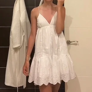 Vit sommarklänning - Från Zara. Strl S. Använd en sommar. Så fin med blommiga detaljer💕