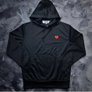 Comme Des Garçons Play hoodie  - Säljer nu en riktigt snygg cdg hoodie som är i nyskick och utan några som helst defekter. Det är storlek L, men sitter som M då cdg hoodies är små i storlek. Nypris är ungefär 3000 kr  och jag säljer för endast 1099 kr, Pris är diskuterbart vid smidig affär. Har du fler frågor är det bara att höra av dig/Olle. 