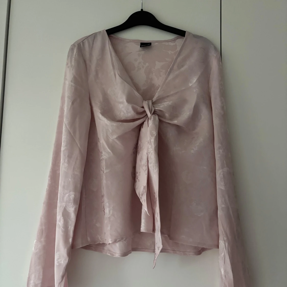 Satin Blus från Ginatricot  - 1