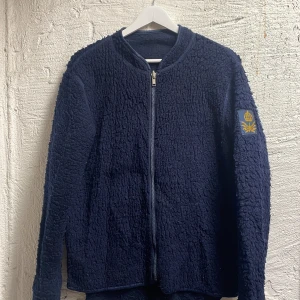 Mörkblå fleecejacka med dragkedja - Gammal televerket fleecetröja marinblå. Står ingen storlek men skulle uppskatta M/L