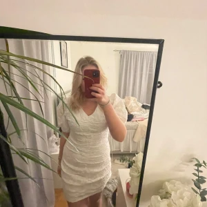 Studentklänning - Säljer en jätte fin vit klänning som passar super till studenten!! Säljer den då jag hittat en annan klänning💗 nypris 900kr