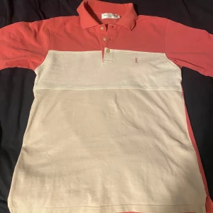 YSL piké  - En stilig Yves Saint Laurent piké i bra skick. Storlek M och sitter bra som M med. Sitter bra på mig som 183 ungefär. Skriv gärna för mer frågor!