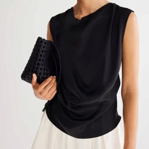 Satin Topp - Festlig topp från Hm som endast använts en gång, storlek 36🥰