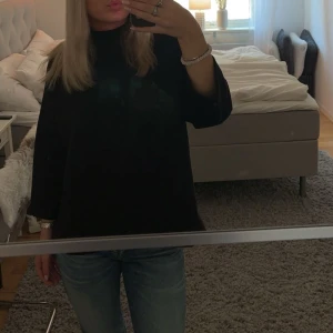 Svart tshirt Åhléns  - Säljer min superfina svarta tshirt med krage och trekvartsärm från Åhléns 🩷 den är knappt använd så superfint skick