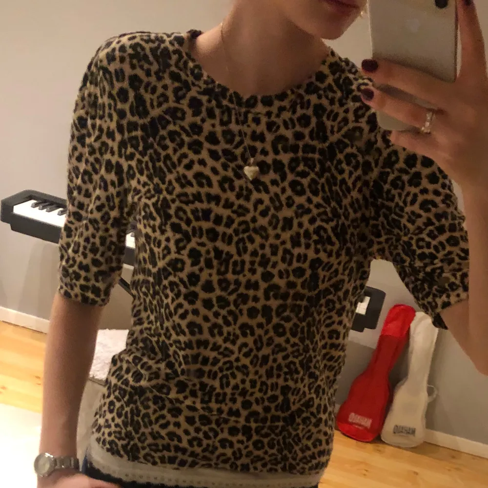 Säljer en snygg leopardmönstrad topp med trekvartslånga ärmar. Har använts endast en gång.. Neuletakit & Villapaidat.