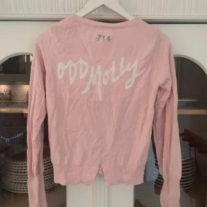 Rosa kofta från Odd Molly - Säljer en söt rosa kofta från Odd Molly använd ca 2 gånger och i mycket bra skick 