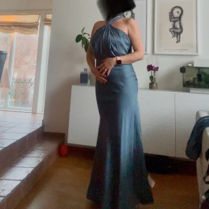 ASOS DESIGN – Brudtärnor – Dimblå maxiklänning i satin med rynkad halterneck - Helt ny i förpackningen. Glömde returnera varan så fick behålla den. Inga fel, fläckar eller annat. 