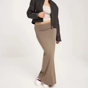 Beige långkjol - Snygg beige långkjol. Perfekt basplagg i garderoben!! Använd 1-3 gånger 🤎🙈(bildrn försvann därsv bild från hemsidan) 