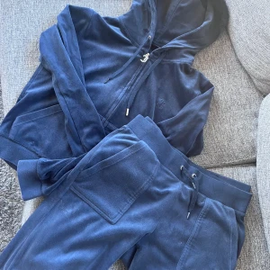 Juicy couture set  - Marinblått/mörkblått set från juicy couture, i använt skick! Byxorna är mer använda än tröjan. 