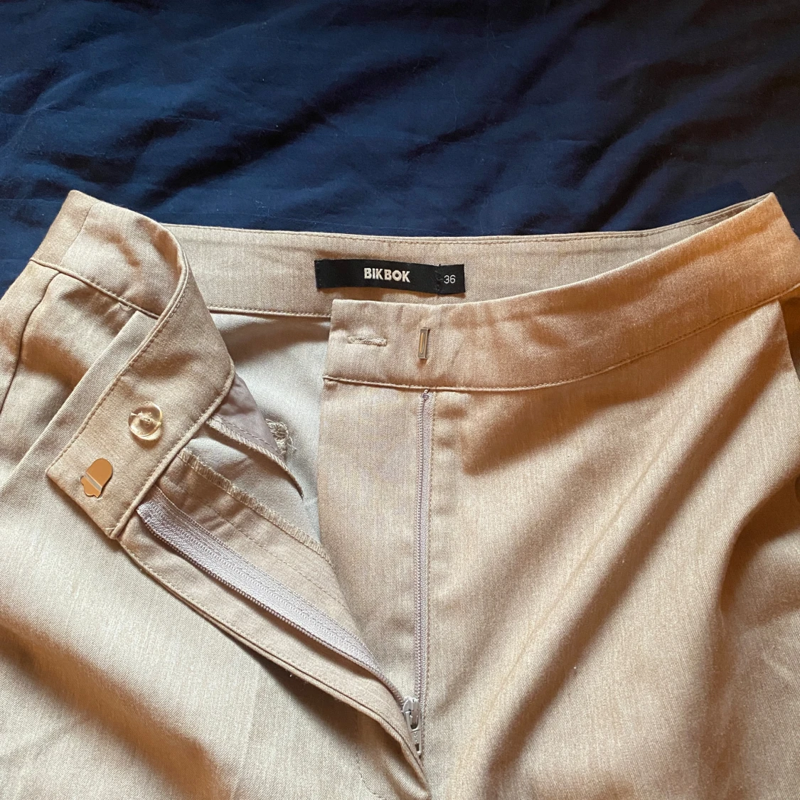 Beige kostymbyxor från Bik Bok