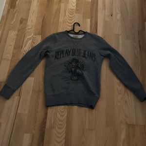 Replay tröja - Säljer en grå tröja från replay då den börjar bli för liten för mig, tröjan är väldigt fint skick och perfekt för en stilren outfit🍾 hör av er för om ni har några frågor eller funderingar!