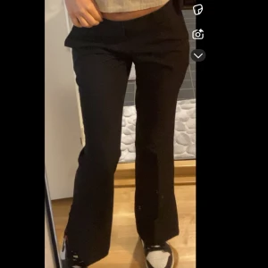Svarta low waist kostymbyxor - Snygga svarta bootcut byxor med låg midja från bikbok ( Från serien VERA petite ) Är 160 cm lång för referens🩷Använd fåtal gånger bra skick, storlek 36 men passar även 34🌸