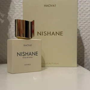Nishane Hacivat Extrait de Parfum  - Säljer en elegant flaska Hacivat Extrait de Parfum från Nishane. Flaskan är fyrkantig och vit med en lyxig, guldig kork. Full presentation ingår. Ca 38-40 ml kvar, se sista bilden för mängd.