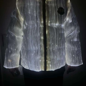 Glittrig jacka från Palm Angels X Moncler. - Säljer en unik glittrig jacka från Palm Angels. Jackan har en futuristisk design med ljusreflekterande material och ett stort Palm Angels-tryck på ryggen. Perfekt för att sticka ut i mängden! 