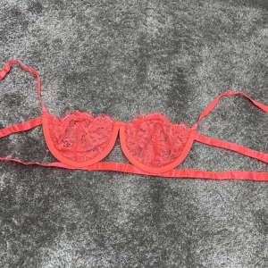 Rosa spets-bh - Snygg rosa bh med spetsdetaljer och justerbara axelband. Perfekt för att lägga till en touch av elegans i din garderob.