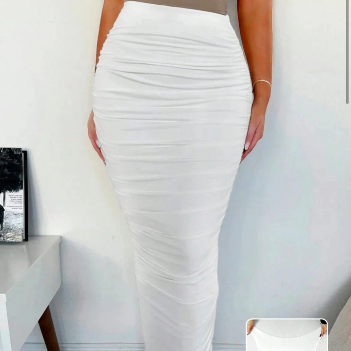 Vit långkjol med rynkdetaljer