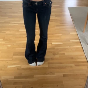 True religion jeans  - Säljer mina super fina jeans från true religion då jag har köpt fel storlek och hann ta bort lappen storlek 25 och andvända lite till och från, finns inga defekter på dem och är fortfarande i super fint skick, pris kan diskuteras bara höra av dig vid frågor🙏🏼