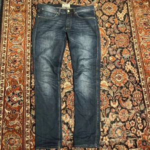 Acne studios jeans! - Säljer sjukt snygga jeans från det svenska lyxmärket acne. Jag vet ej vad storleken är på dessa men skulle gissa på typ 31/34. 