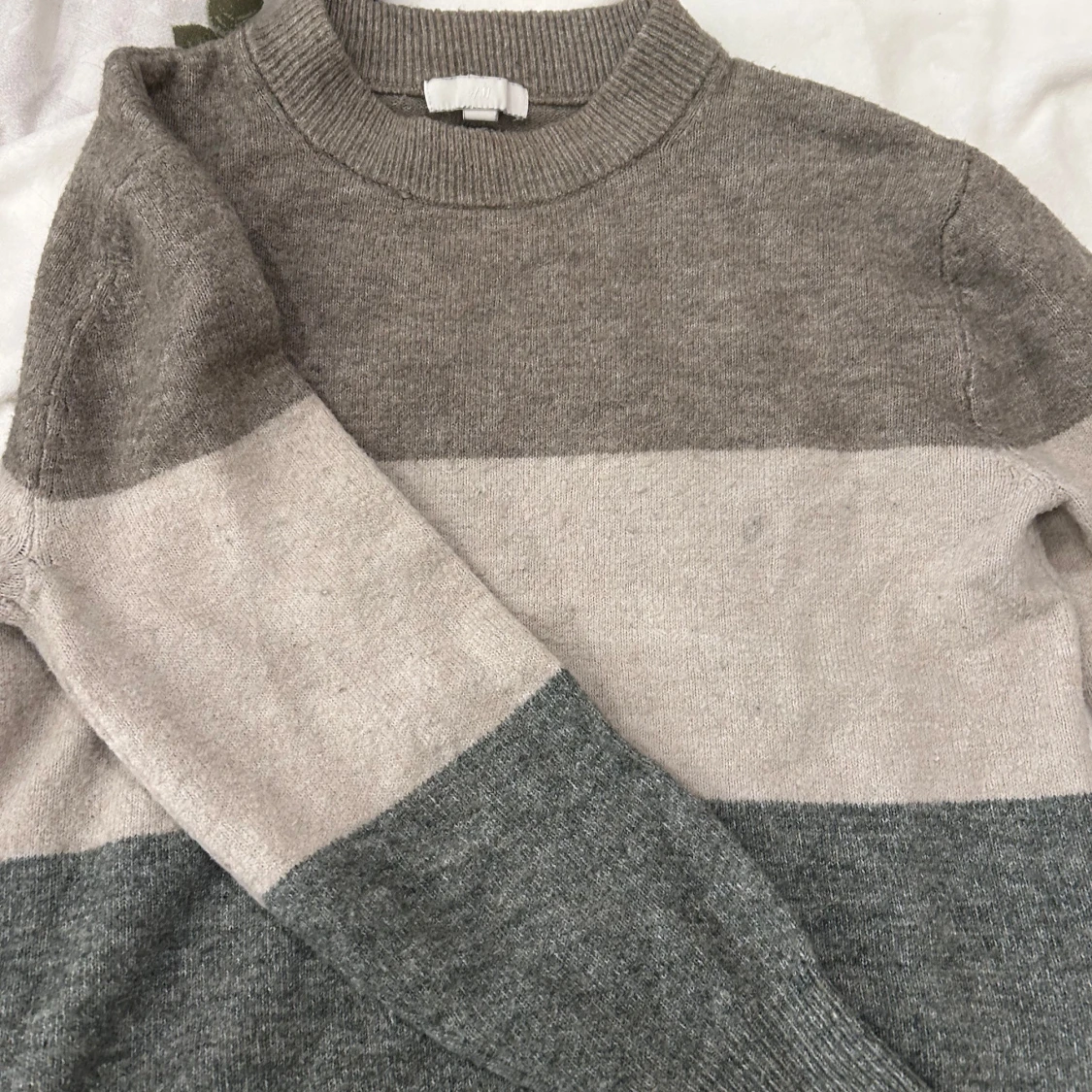 Grå och beige randig tröja
