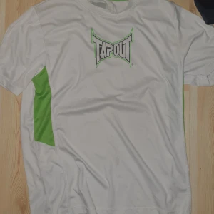 Vit T-shirt från Tapout - Vintage 90 tals stil tapout tröja 