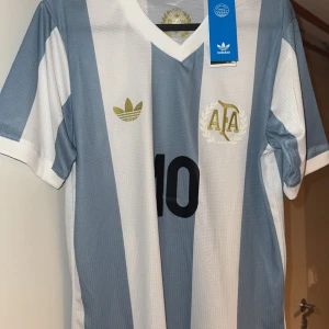 Argentina fotbollströja med nummer 10 - Argentina 2025 hemma tröja i spelar version med Lionel Messi 10 på ryggen