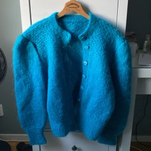 Stickad kofta  - Säljer denna dina stickade kofta då den är för stor för mig! Storleken är M, för mig med S sitter den ganska puffigt och lite för stort för min smak! Jättefin blå färg och otroligt skön.💞💞  Skriv om ni funderar något! Öppen för att förhandla priset