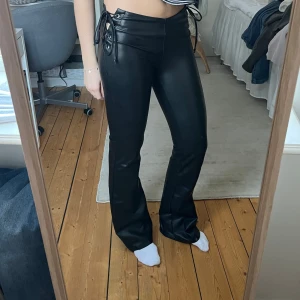 Skinnbyxor  - Så snygga unika skinnbyxor med knytning i sidan. Lågmidjade och bootcut. Innerbenslängd: 82 cm❤️