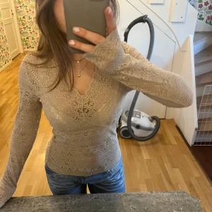Beige spetsblus - beige spetsblus med långärmad design och v-ringad hals🩷 skriv om ni har några frågor!