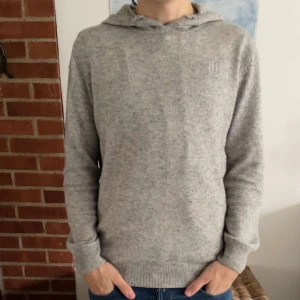 Grå cashmere tröja - Fin bvaldi tröja i fint skick i storlek M