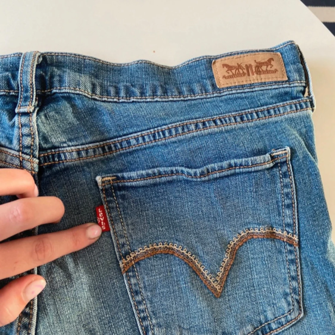 Blå lågmidjade bootcut jeans från Levi's - 3