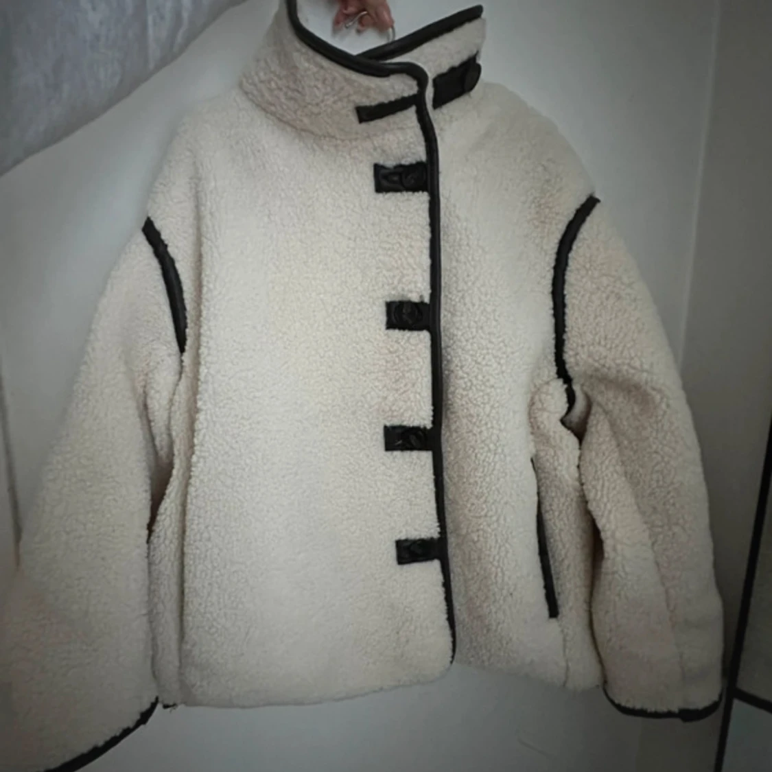 teddyjacka med svarta detaljer hm - 90