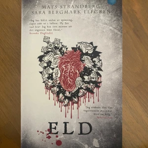 Eld pocketbok - Boken 'Eld' är den andra delen i Engelsforstrilogin av Mats Strandberg och Sara Bergmark Elfgren. Den handlar om magi, vänskap och kampen mot ondskan i den lilla staden Engelsfors. En spännande fortsättning där de utvalda ungdomarna ställs inför nya utmaningar och faror.