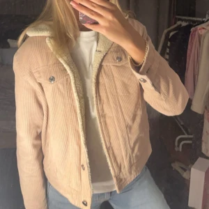 Rosa manchesterjacka med teddyfoder - Snygg rosa manchesterjacka med mjukt teddyfoder. Jackan har knappar framtill och två bröstfickor. Perfekt nu till våren🩷⭐️