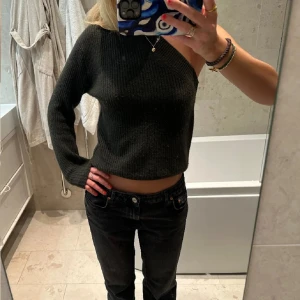 Svart ribbad offshoulder tröja - använder inte längre jätte fint skicka skriv privat för fler frågor, den är från soft goat