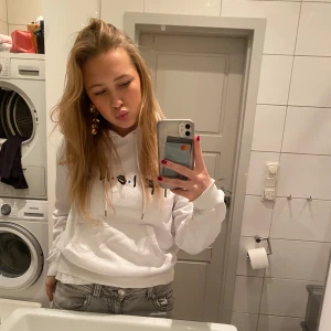 Hoodie/Bluza z kapturem - Vit f•r•i•e•n•d•s hoodie! Bra skick! Storlek XS, men passar också S.🥰