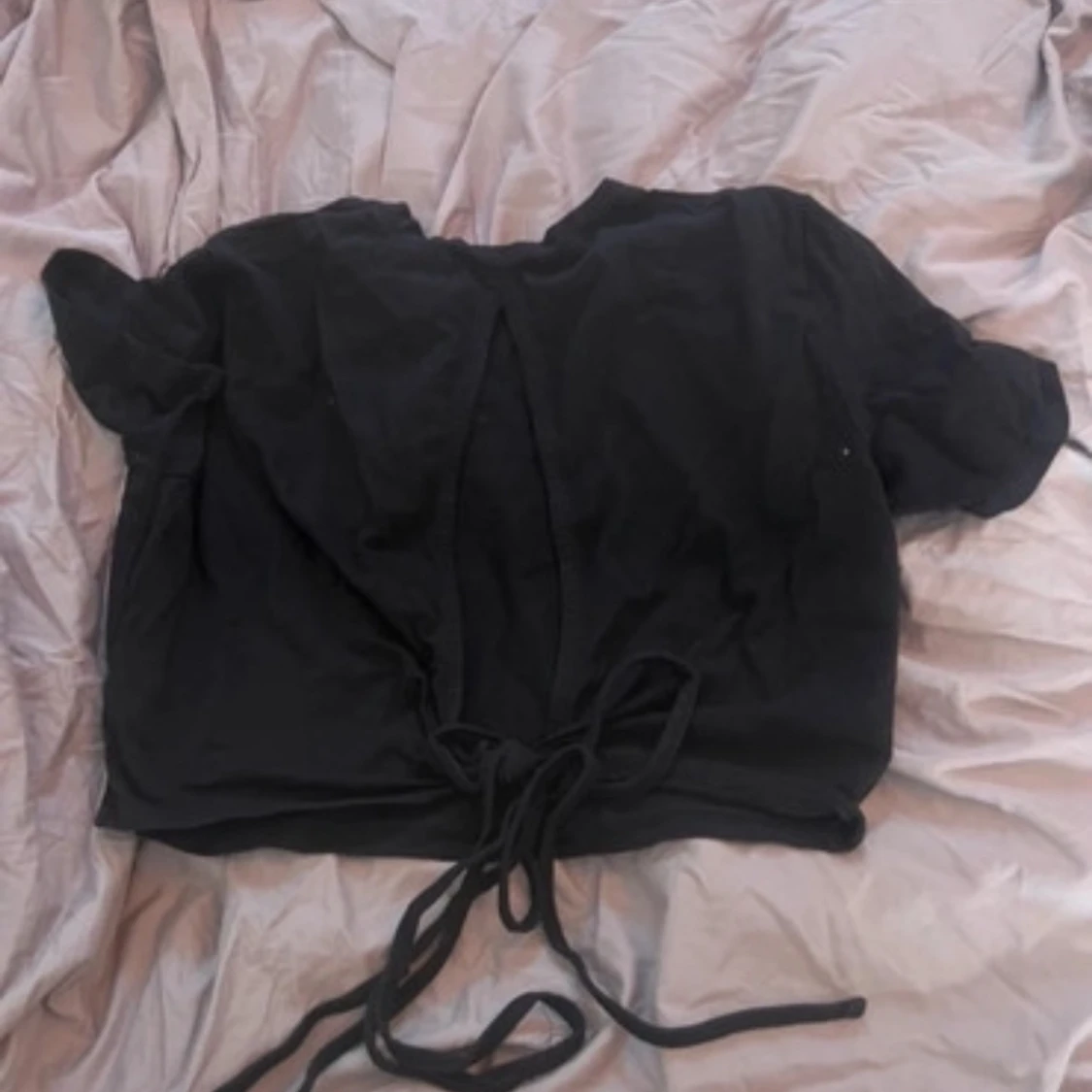 Svart croppad topp med knytband - 92