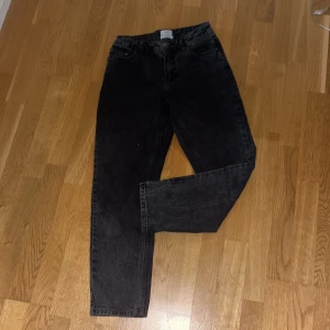 Svarta jeans från Grunt - Snygga svarta jeans från Grunt i en klassisk straight fit. De har en midwaist design och är tillverkade av ekologiskt material. Perfekta för en stilren look.
