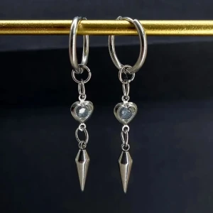  örhängen med hjärta  - Snygga silverfärgade örhängen med en liten hjärtformad detalj och en spetsig hängande del. Handgjorda örhängen●Följ :@ekjewelryofficial🤲 ● 💎Material- 100% rostfritt stål ●Örhängeskrokar -rostfritt stål och kristall. Nickel fri. Längd -5,5cm. Vattentåliga, ändrar inte färgen! 