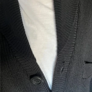 Svart stickad kofta från Tiger of Sweden - Snygg svart stickad kofta från Tiger of Sweden i storlek medium. Koftan har en klassisk design med knappar framtill och praktiska fickor. Perfekt för kyligare dagar.