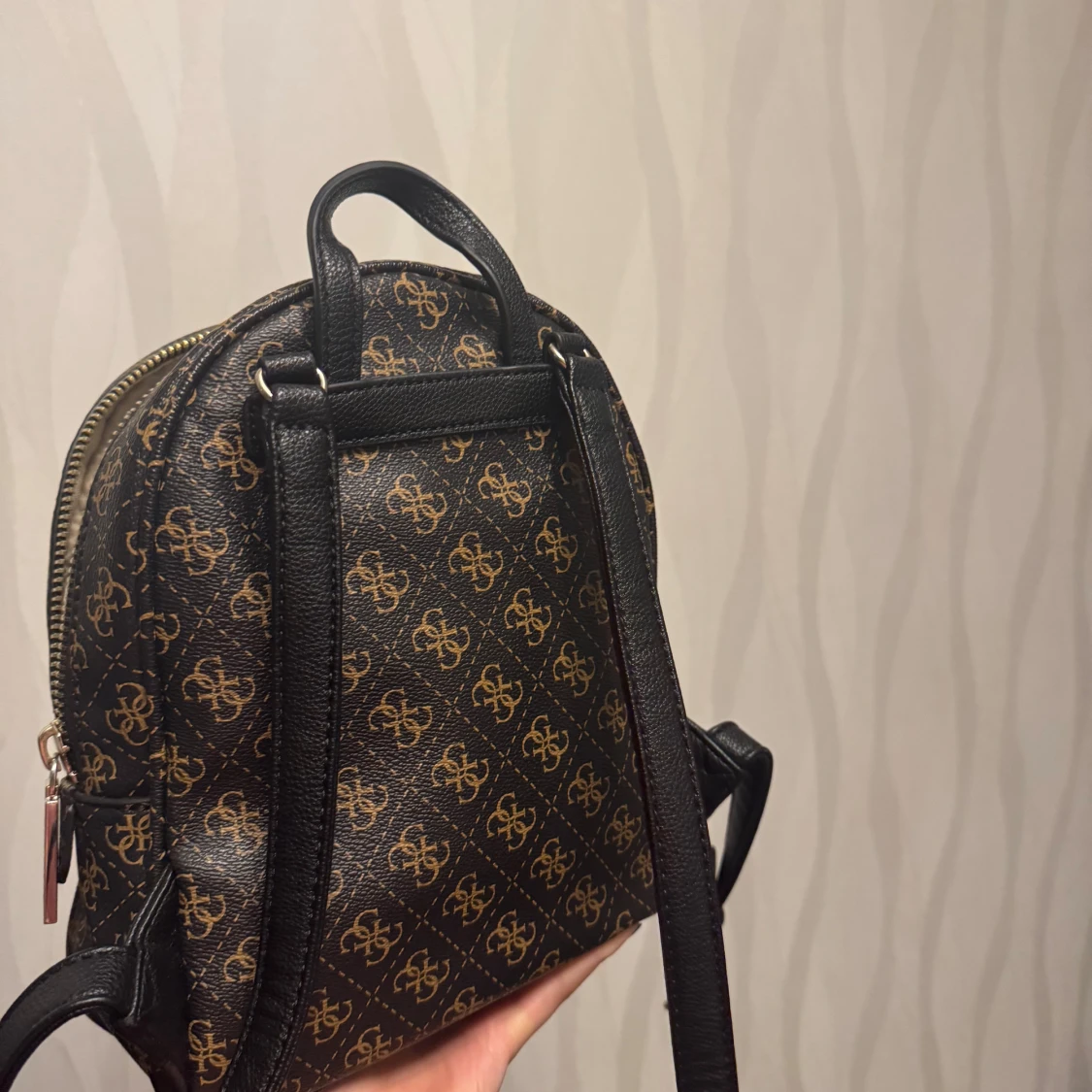 Mönstrad ryggsäck från Guess - 2