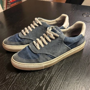 Jacob Cohen skor - Ett par otroligt sällsynta Jacob Cohen skor i storlek 45. Enda paret som finns på plick, vinted etc så vitt jag vet. Är inte i någon stress att sälja. Använts försiktigt och har inga defekter eller dylikt. Nypris över 7 tusen. Öppen för alla typer erbjudanden, skriv isf.