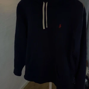 Ralph louren hoodie  - Säljer denna helt nya polo RL hoodien i strl L, passar perfekt t dig som e mellan 180-190. Fick den i julas och använd endast en gång, säljer då jag testade den och den dessvärre var för liten 