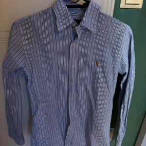 Polo Ralph Lauren skjorta  - En fet polo Ralph lauren skjorta som är som ny. Har använt 1 eller 2 gånger. 