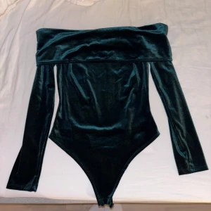 Grön sammets-body  - Säljer en superfin grön body i sammet då den inte passar mig längre. Använd ca.3 ggr. Från NLY one i stl Small, normal passform.