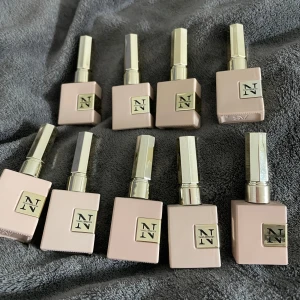 Gellack  - 9 st gellack från Nagelexperten. Rosa, röda, gröna, nude, glitter gellack. Några är använda endast 1 gång, dom andra är oanvända.       Nypris: 1800kr                                                              I färgerna: #146 cherry chapstick  #27 matcha latte  #35 Cinderella  #31 Donut glaze  #79 flawless  #107 Flattering lilac  #83 Nudity #49 Photogenic  #9 bronze goddess 