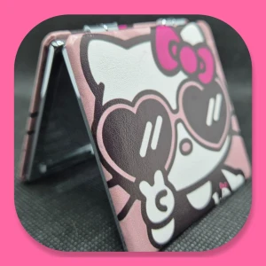 Hello Kitty 🎀 Fickspegel  - Så Söt Fickspegel Hello Kitty dubbla spegelglas där den ena förstorar mått är 7×7cm 🎀Titta igenom alla mina upplagda & köp fler saker i Bundle för att spara på frakten & få allt du köpt i ett & samma paket🎀 För att köpa med Bundle så får du först trycka i "Köp med bundle" sedan väljer du ut allt du vill köpa för att få allt på samma frakt = Billigare 👌 Om du däremot köper fler varor i olika köp blir det egen frakt för varje köp. Önskar du swisha mej, meddela mej vad du vill köpa så ordnar vi det