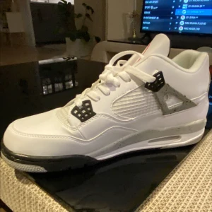 Jordans 4 white cement - Nya men kom i fel storlek