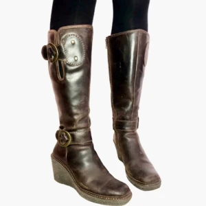 Snygga boots - Snygga bruna boots i äkta läder med kilklack och spännen/ buckles. Perfekta för höst och viner. Väldigt cool y2k/2000s/pinterest stil. Innermått: 26 cm men skulle säga att dom ändå funkar mig med lite mindre fötter👍