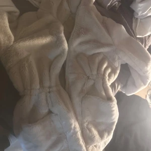 Pälsjacka - Har 2 jätte varma pälsjackor en i svart och en beige den på bilden storlek L på båda den dem är i bra skick