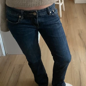Mörkblå jeans med broderad krona (Victoria Beckham jeans) - Snygga mörkblåa jeans som är Victoria Beckham jeans. Med kronor på jackfickorna💓 Lite av kristallerna på bakfickan är borta 🤍 Har använt dem 1 gång💓 skriv om du vill veta mer💓(de är rätt så lågmidjade)